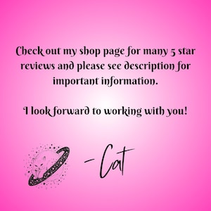 Op de afbeelding: Een zwart-witte illustratie van een kat die slaapt op een planeet met sterren. De tekst "Check out my shop page for many 5 star reviews and please see description for important information. I look forward to working with you! -Cat" staat onder de illustratie.