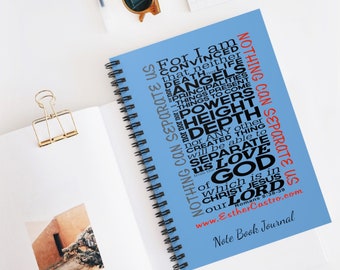 Op de afbeelding: Een blauwe spiraalnotitieblok met een citaat over liefde en geloof. De quote luidt: "Niets kan ons scheiden. Want ik ben ervan overtuigd dat noch dood noch leven, noch engelen noch machten, noch heden noch toekomst, noch hoogte noch diepte, noch enig ander schepsel ons zal kunnen scheiden van de liefde van God die in Christus Jezus, onze Heer, is." De quote staat in zwarte tekst op een lichtblauwe achtergrond. Het notitieblok heeft een witte rug en een zwarte spiraalbinding.