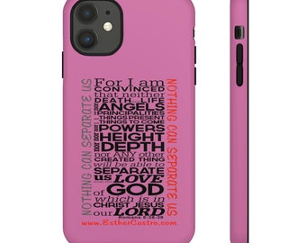 Op de afbeelding: Roze telefoonhoes met een zwart-wit woordkunstontwerp. De tekst luidt "NOTHING CAN SEPARATE US" en bevat een Bijbelvers uit Romeinen 8:38-39. De tekst bevat ook de website www.EstherCastro.com.