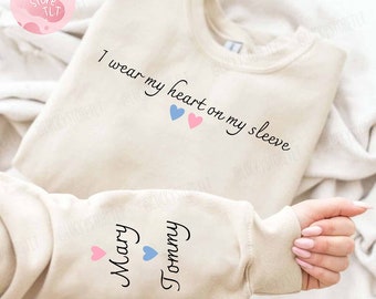 Llevo mi corazón en la sudadera/sudadera con capucha de la manga, camisa de mamá personalizada con el nombre de los niños en la manga, regalo personalizado del Día de la Madre para la nueva mamá