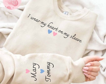 Je porte un sweat-shirt/capuche à capuche Mon coeur sur la manche, une chemise de maman personnalisée avec le nom de l'enfant sur la manche, un cadeau personnalisé pour la fête des mères pour une nouvelle maman