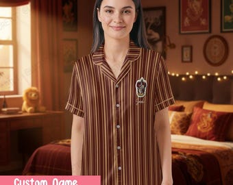 Personalisierte Zauberschule Nachtwäsche Pyjamas, Name vier Häuser Nachtwäsche, Fantasy inspiriert Pyjama Geschenk Kinder & Jugendliche
