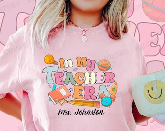 Personalisiert in meiner Lehrer-Ära Shirt, Lehrer-Ära Shirt, benutzerdefinierter Namen Shirt, Erstklassiger Lehrer, Buch Bleistift Lampe T-Shirt, neuer Lehrer Geschenk