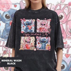 Puede incluir: Camiseta negra con lavado mineral con un gr&aacute;fico colorido de Stitch y Angel con corazones y regalos, con el texto "Happy Valentine's Day". La camiseta tiene cuello redondo y mangas cortas.