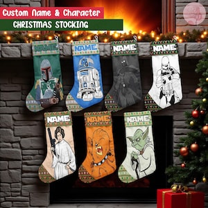 Puede incluir: Siete calcetines navideños personalizados con personajes de Star Wars, incluyendo a Boba Fett, R2-D2, Darth Vader, un Stormtrooper, la Princesa Leia, Chewbacca y Yoda. Cada calcetín tiene una etiqueta con nombre y un patrón festivo.