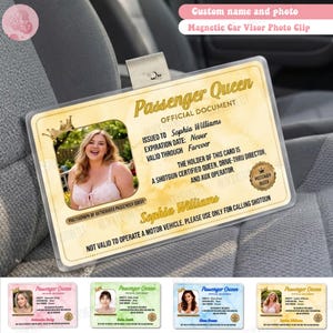 Puede incluir: Un clip magnético rectangular para visera de coche con una tarjeta personalizada titulada Passenger Queen. La tarjeta incluye el nombre Sophia Williams, las frases Expiration Date Never, Valid Through Forever y un gráfico de corona dorada.