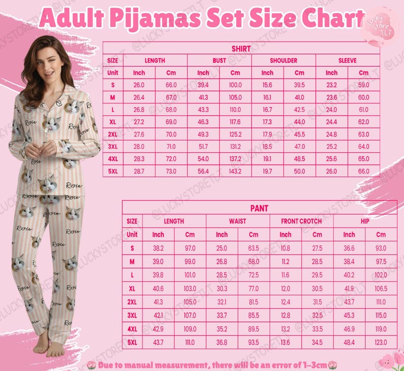 K&ouml;nnte beinhalten: Beiges Pyjama-Set f&uuml;r Erwachsene mit Katzenmuster. Das Bild enth&auml;lt eine Gr&ouml;&szlig;entabelle mit Ma&szlig;en in Zoll und Zentimetern f&uuml;r Hemd- und Hosengr&ouml;&szlig;en sowie eine Frau, die das Pyjama-Set tr&auml;gt.