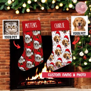 Könnte beinhalten: Zwei personalisierte Weihnachtsstrümpfe mit rot-weißem Karomuster und weißem Hintergrund. Die Strümpfe sind mit einem sich wiederholenden Muster aus einer Katze und einem Hund verziert, die Weihnachtsmützen tragen. Die Strümpfe sind mit "Mittens" und "Charlie" beschriftet, unter jedem Bild steht "Ihr Haustier".