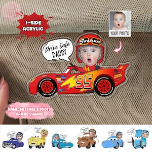Peut inclure: Une voiture de course de dessin animé rouge et jaune avec le numéro 95 sur le côté. La voiture est sur un fond blanc avec une bulle de dialogue qui dit "Drive Safe Daddy". Il y a une photo d'un jeune garçon portant un casque de course rouge et blanc avec le nom "Joshua" dessus. Le texte "Your Photo" est sous la photo.
