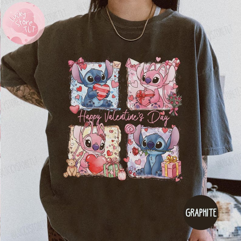 Puede incluir: Camiseta de color grafito con un dise&ntilde;o de San Valent&iacute;n. El dise&ntilde;o presenta cuatro paneles, cada uno con Stitch y Angel sosteniendo corazones y regalos. Las palabras "Happy Valentine's Day" est&aacute;n impresas en el centro del dise&ntilde;o.