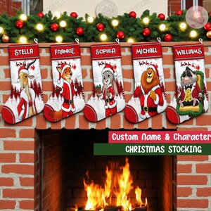 Może przedstawiać: Pięć spersonalizowanych skarpet bożonarodzeniowych wisi nad kominkiem. Każda skarpeta przedstawia inną postać z kreskówki w stroju Świętego Mikołaja, z imionami takimi jak "Stella" i "Frankie" powyżej. Skarpetki są czerwono-białe.