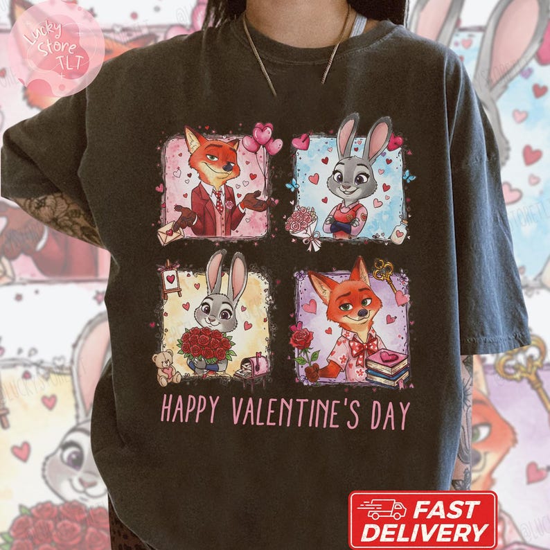 Pu&ograve; includere: T-shirt grigio scuro con quattro quadrati raffiguranti i personaggi dei cartoni animati di Zootropolis. Nick Wilde e Judy Hopps sono raffigurati con motivi di San Valentino. Il testo "HAPPY VALENTINE'S DAY" &egrave; stampato sotto.