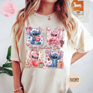 Puede incluir: Camiseta de color marfil con un dise&ntilde;o del D&iacute;a de San Valent&iacute;n con personajes de dibujos animados. El dise&ntilde;o incluye cuatro cuadrados con Stitch y Angel sosteniendo corazones y regalos. Tambi&eacute;n se ven las palabras "Happy Valentine's Day".