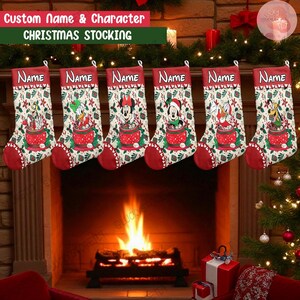 Op de afbeelding: Zes kerstsokken met karakterontwerpen hangen boven een open haard. Elke sok heeft een rode teen en manchet, met een wit en rood patroon. De sokken hebben Disney-personages en het woord "NAME" bovenaan. De tekst "Custom Name & Character CHRISTMAS STOCKING" staat bovenaan.