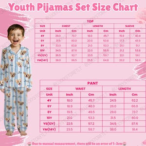 K&ouml;nnte beinhalten: Ein Kind in einem blau-wei&szlig; gestreiften Pyjama-Set mit einem sich wiederholenden Muster von Cartoon-Hundegesichtern. Das Bild enth&auml;lt eine Gr&ouml;&szlig;entabelle f&uuml;r Kinderpyjamas mit Ma&szlig;en in Zoll und Zentimetern.