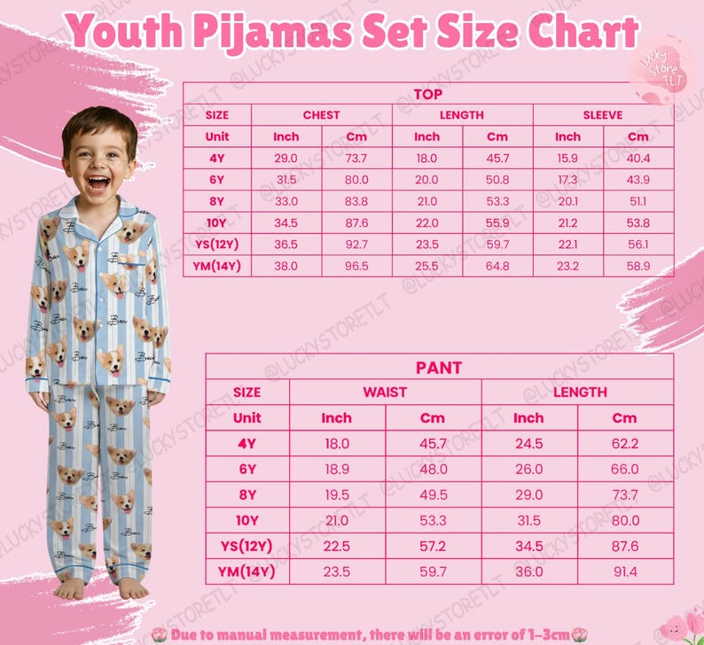 K&ouml;nnte beinhalten: Ein Kind in einem blau-wei&szlig; gestreiften Pyjama-Set mit einem sich wiederholenden Muster von Cartoon-Hundegesichtern. Das Bild enth&auml;lt eine Gr&ouml;&szlig;entabelle f&uuml;r Kinderpyjamas mit Ma&szlig;en in Zoll und Zentimetern.