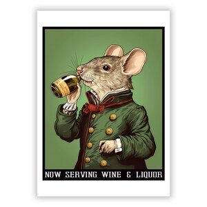 Könnte beinhalten: Ein illustrierter Druck, der eine Maus in einem grünen Mantel und einer roten Fliege zeigt, die aus einer Flasche trinkt. Der Text "NOW SERVING WINE & LIQUOR" befindet sich unten, vor einem grünen Hintergrund.