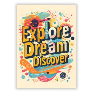 Può includere: Un poster con le parole "Explore Dream Discover" in grandi lettere gialle e blu. Il poster ha uno sfondo color crema e presenta illustrazioni colorate di una chitarra, una balena e altre forme stravaganti.
