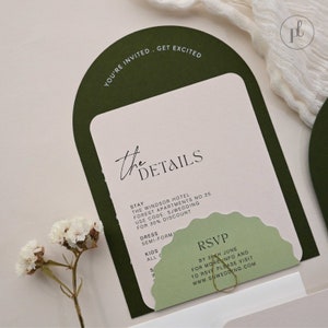 Puede incluir: Una invitación de boda verde y blanca con el texto "YOU'RE INVITED. GET EXCITED" y "the DETAILS". La invitación incluye detalles sobre el lugar de la boda, el código de vestimenta y la información de RSVP.