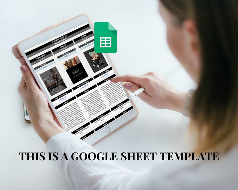 Puede incluir: Una plantilla de hoja de c&aacute;lculo de Google que se muestra en la pantalla de una tableta. La plantilla es para la planificaci&oacute;n de un calendario de contenido e incluye columnas para el d&iacute;a de la semana, el tema, el t&iacute;tulo, un enlace al dise&ntilde;o, la leyenda, los hashtags y las notas.