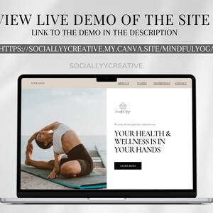 Puede incluir: Un ordenador port&aacute;til que muestra un sitio web para un estudio de yoga. El sitio web presenta una foto de una mujer haciendo yoga en una playa, y el texto "Tu salud y bienestar est&aacute;n en tus manos".