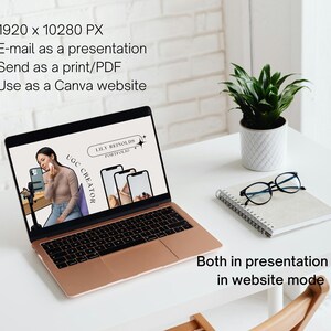 以下が含まれることがあります： 「Lily Reynolds Portfolio」と「UGC Creator」というテキストが表示されたウェブサイトを表示しているラップトップコンピューター。ウェブサイトには、電話を持ってメイクをしている人の写真が掲載されています。ラップトップは、ノート、メガネ、鉢植えの植物のある白い机の上に置かれています。