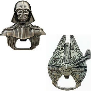 Könnte beinhalten: Zwei Flaschenöffner aus Metall, einer in Form von Darth Vaders Kopf und der andere in Form des Millennium Falcon.