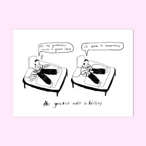 Könnte beinhalten: Schwarz-Weiß-Illustration einer Person im Bett mit zwei Sprechblasen. Eine sagt "Oh mein Gott, was für eine tolle Idee" und die andere "Ich zeichne es morgen". Der Text "the greatest artist in history" steht darunter.