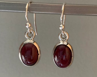 Roter Granat Haken Ohrringe, Granat Ohrringe, massive 925 Sterling Silber Edelstein Ohrringe, handgefertigte Ohrringe, Jubiläumsohrringe,