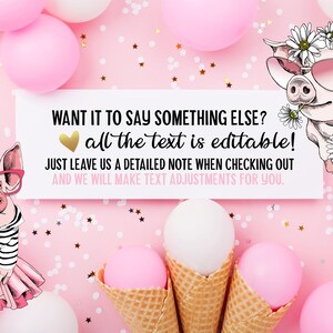 K&ouml;nnte beinhalten: Ein rosa Hintergrund mit wei&szlig;en und rosa Luftballons, Konfetti und Schweine-Illustrationen. Ein Schwein tr&auml;gt eine Partyh&uuml;tchen und eine Brille, ein anderes tr&auml;gt eine Sonnenbrille und einen G&auml;nsebl&uuml;mchenkranz. Text: "M&ouml;chten Sie etwas anderes sagen? Der gesamte Text ist editierbar!"