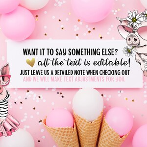 Pode incluir: Um cart&atilde;o branco com ilustra&ccedil;&otilde;es de porcos cor-de-rosa e confete de glitter dourado. O cart&atilde;o diz "WANT IT TO SAY SOMETHING ELSE? all the text is editable! JUST LEAVE US A DETAILED NOTE WHEN CHECKING OUT AND WE WILL MAKE TEXT ADJUSTMENTS FOR YOU."