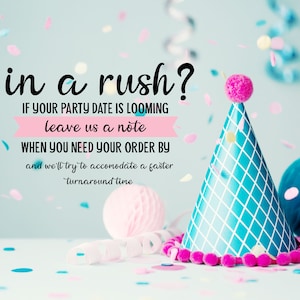 K&ouml;nnte beinhalten: Ein Party-Bild mit einer blau-wei&szlig;en Partyh&uuml;tchen, rosa Pompons und Konfetti. Der Text lautet "in a rush?" und fordert Kunden auf, eine Notiz mit ihrem Bestelldatum f&uuml;r eine schnellere Bearbeitung zu hinterlassen.
