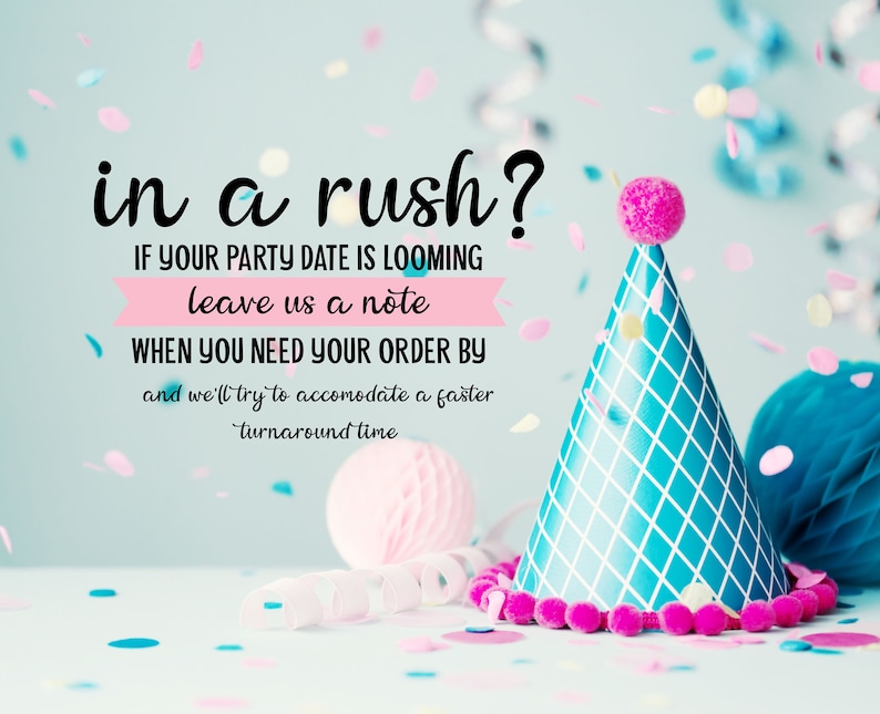 K&ouml;nnte beinhalten: Ein Party-Bild mit einer blau-wei&szlig;en Partyh&uuml;tchen, rosa Pompons und Konfetti. Der Text lautet "in a rush?" und fordert Kunden auf, eine Notiz mit ihrem Bestelldatum f&uuml;r eine schnellere Bearbeitung zu hinterlassen.
