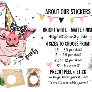 Pode incluir: Um porco rosa usando um chap&eacute;u de festa e &oacute;culos com um la&ccedil;o de bolinhas. O texto "let's add some pig zazz to your party" est&aacute; escrito em torno do porco. A imagem tamb&eacute;m mostra uma variedade de tamanhos de adesivos redondos, sacolas, caixas e potes. O texto "ABOUT OUR STICKERS" est&aacute; no topo da imagem. O texto "BRIGHT WHITE - MATTE FINISH" est&aacute; abaixo do t&iacute;tulo. O texto "Highest Quality Inks" est&aacute; abaixo da descri&ccedil;&atilde;o do acabamento. O texto "4 SIZES TO CHOOSE FROM!" est&aacute; abaixo da descri&ccedil;&atilde;o da tinta. O texto "1.5" - 30 per sheet" est&aacute; abaixo da descri&ccedil;&atilde;o do tamanho. O texto "2" - 20 per sheet" est&aacute; abaixo da descri&ccedil;&atilde;o do tamanho de 1,5 polegadas. O texto "2.5" - 12 per sheet" est&aacute; abaixo da descri&ccedil;&atilde;o do tamanho de 2 polegadas. O texto "3" - 6 per sheet" est&aacute; abaixo da descri&ccedil;&atilde;o do tamanho de 2,5 polegadas. O texto "PRECUT PEEL & STICK" est&aacute; abaixo das descri&ccedil;&otilde;es de tamanho. O texto "to bags, boxes, jars & more to create adorable favours!" est&aacute; abaixo da descri&ccedil;&atilde;o de pr&eacute;-corte, descascar e colar.