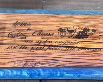 Legno e resina epossidica, formaggio erborinato, sono senza tempo. VASSOIO DA PORTATA PER SALUMI 45x30 cm