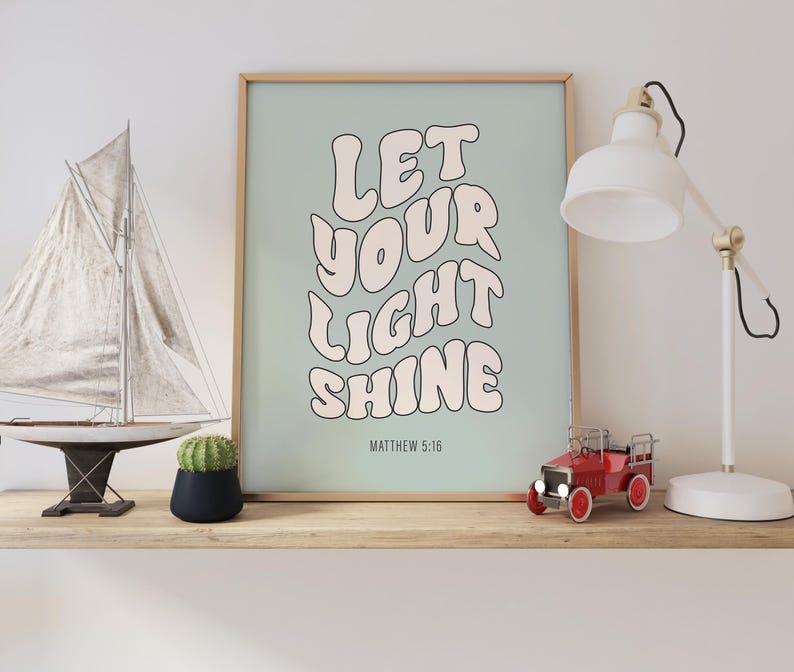 Pode incluir: Um cartaz azul claro com o texto "Let your light shine" em rosa, com um estilo de fonte retr&ocirc;. O texto "Matthew 5:16" &eacute; impresso abaixo do texto principal.