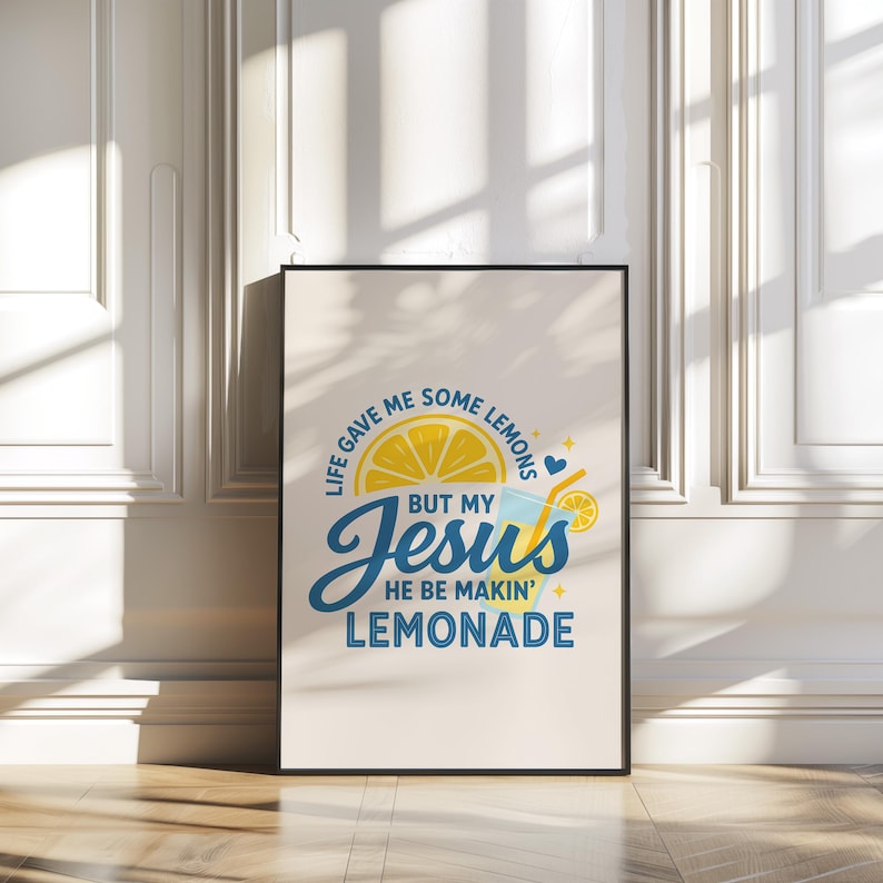 Pu&ograve; includere: Una stampa artistica incorniciata con il testo "LIFE GAVE ME SOME LEMONS BUT MY Jesus HE BE MAKIN' LEMONADE". Il design include una fetta di limone gialla, un bicchiere di limonata e accenti blu e gialli. La stampa &egrave; in una cornice nera.