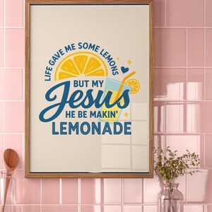 Pu&ograve; includere: Stampa artistica incorniciata con sfondo chiaro e cornice in legno. La stampa presenta il testo "Life gave me some lemons but my Jesus he be makin' lemonade" con una grafica a fetta di limone e un bicchiere di limonata.