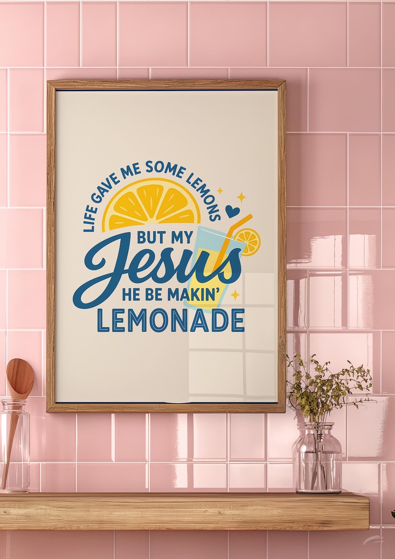 Pu&ograve; includere: Stampa artistica incorniciata con sfondo chiaro e cornice in legno. La stampa presenta il testo "Life gave me some lemons but my Jesus he be makin' lemonade" con una grafica a fetta di limone e un bicchiere di limonata.
