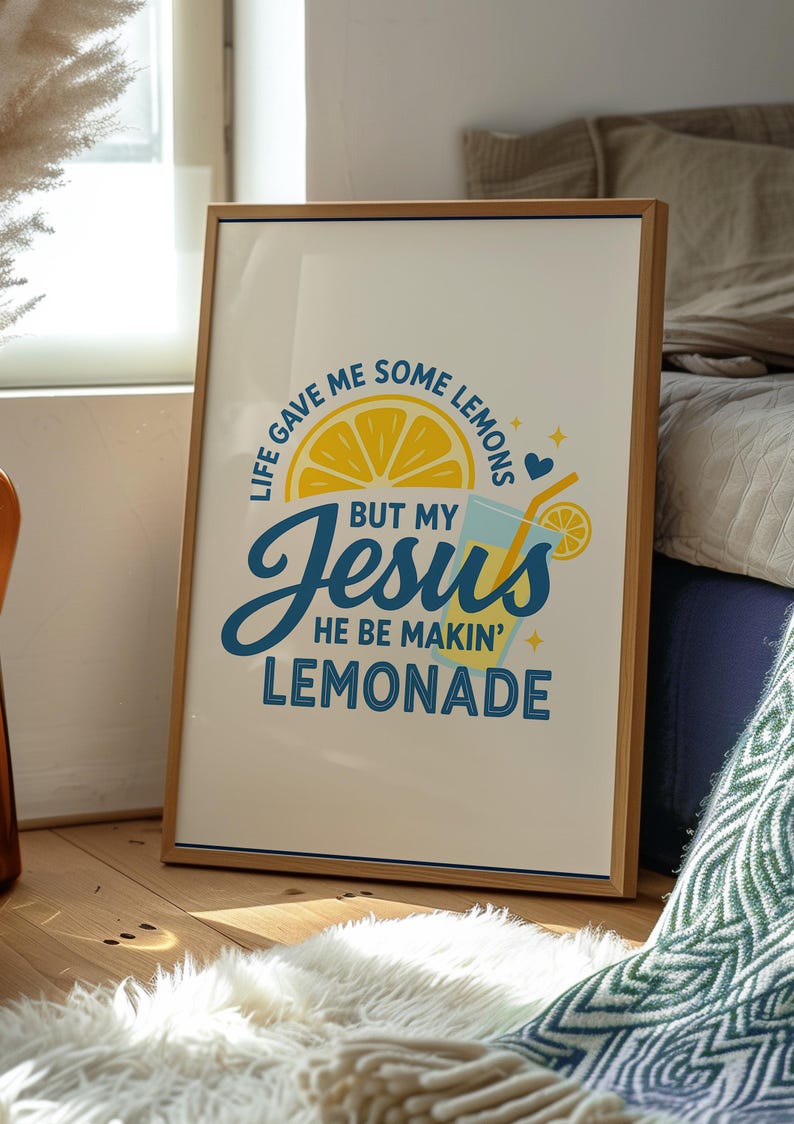 Pu&ograve; includere: Una stampa incorniciata con una cornice in legno chiaro. L'opera presenta il testo "LIFE GAVE ME SOME LEMONS BUT MY JESUS HE BE MAKIN' LEMONADE" in blu e giallo. Sono raffigurati anche una fetta di limone e un bicchiere di limonata.