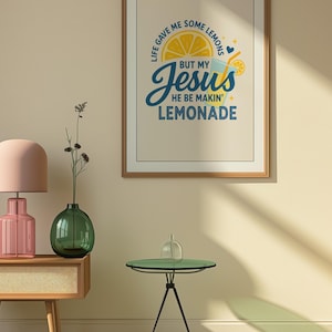 Pu&ograve; includere: Una stampa incorniciata con la scritta "Life gave me some lemons but my Jesus he be makin' lemonade". La stampa presenta una fetta di limone e un bicchiere di limonata. La stampa &egrave; appesa a una parete beige.