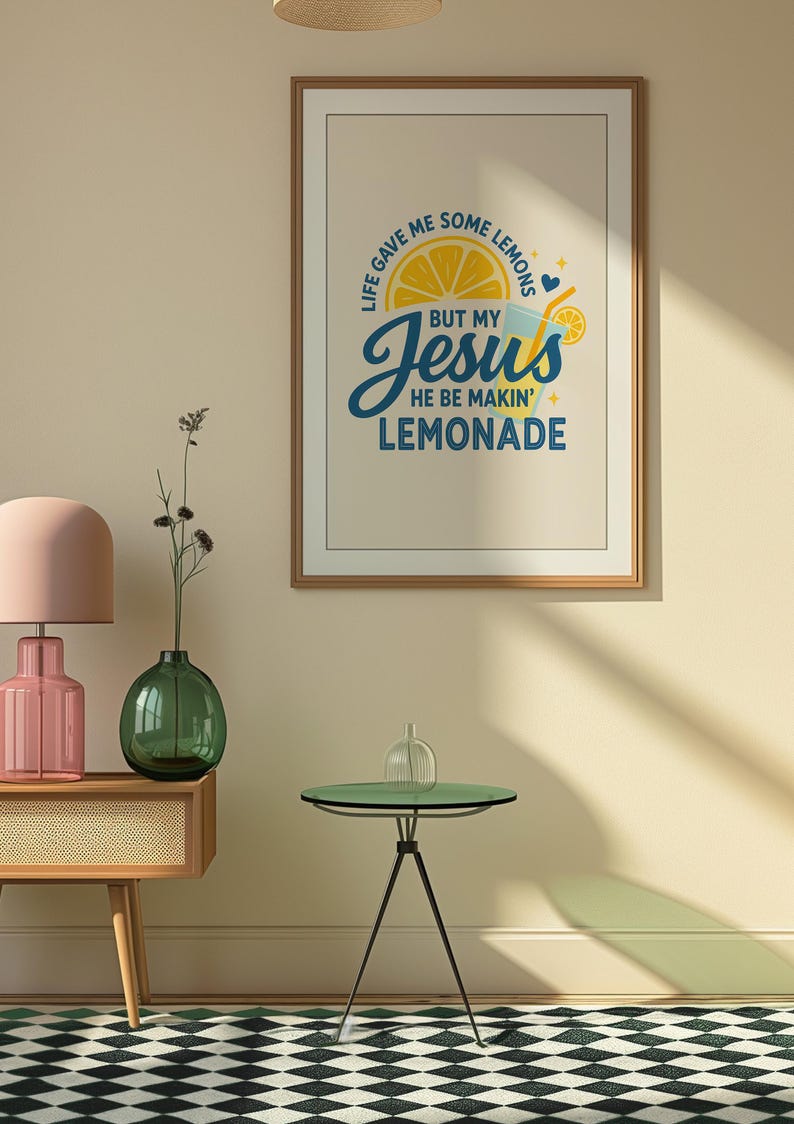 Pu&ograve; includere: Una stampa incorniciata con la scritta "Life gave me some lemons but my Jesus he be makin' lemonade". La stampa presenta una fetta di limone e un bicchiere di limonata. La stampa &egrave; appesa a una parete beige.