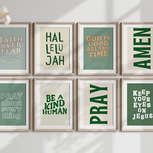 Op de afbeelding: Acht ingelijste kunstdrukken met inspirerende citaten in groen en beige. De prints bevatten zinnen als "Faith Over Fear", "Halelujah" en "God is Good All the Time". De frames zijn licht van kleur.