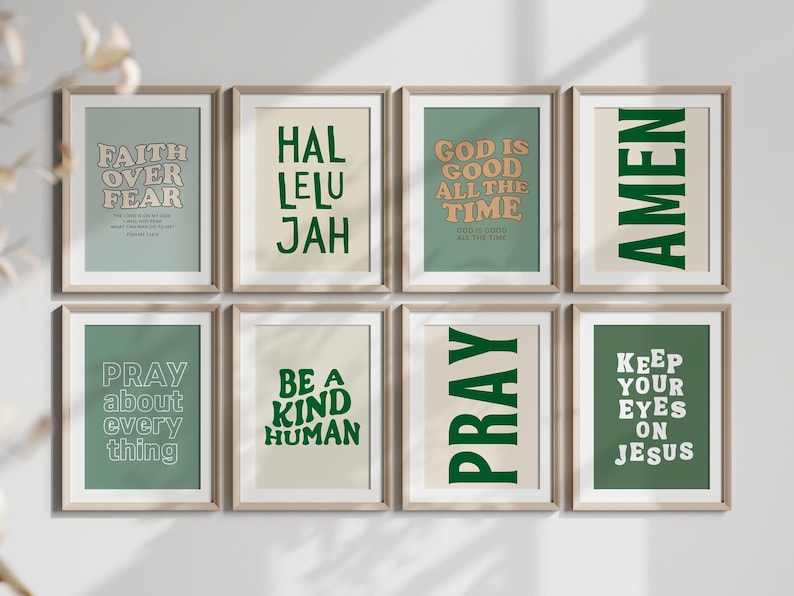 Op de afbeelding: Acht ingelijste kunstdrukken met inspirerende citaten in groen en beige. De prints bevatten zinnen als "Faith Over Fear", "Halelujah" en "God is Good All the Time". De frames zijn licht van kleur.