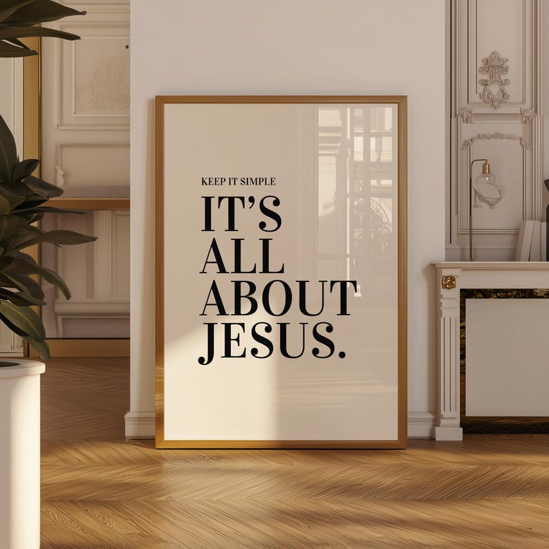 K&ouml;nnte beinhalten: Ein gerahmter Druck mit dem Text "KEEP IT SIMPLE IT'S ALL ABOUT JESUS" in schwarzer Schrift. Der Druck hat einen cremefarbenen Hintergrund und einen goldenen Rahmen. Der Druck wird auf einem Holzboden angezeigt.