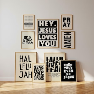 Może przedstawiać: Kolekcja oprawionych wydruków artystycznych z inspirującymi cytatami w czerni i bieli. Wydruki zawierają frazy takie jak "Hey Jesus Loves You", "Be a Kind Human" i "Keep Your Eyes on Jesus". Ramki mają jasne drewniane wykończenie.