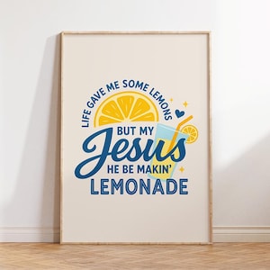 Pu&ograve; includere: Una stampa incorniciata con la scritta "Life gave me some lemons but my Jesus he be makin' lemonade." Il design include una fetta di limone, un bicchiere di limonata ed elementi decorativi gialli e blu.