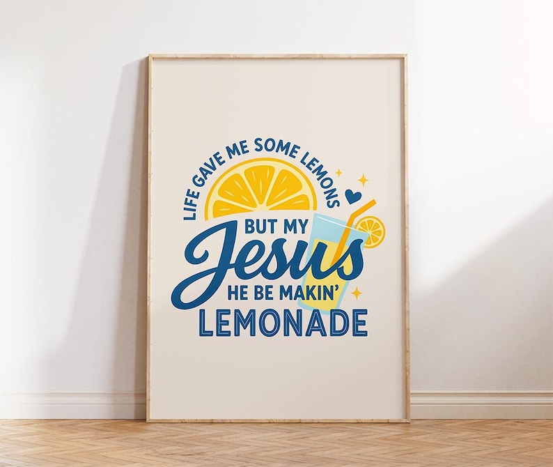 Pu&ograve; includere: Una stampa incorniciata con la scritta "Life gave me some lemons but my Jesus he be makin' lemonade." Il design include una fetta di limone, un bicchiere di limonata ed elementi decorativi gialli e blu.