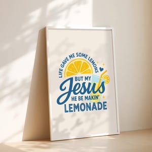 Pu&ograve; includere: Stampa artistica incorniciata con la scritta "Life gave me some lemons but my Jesus he be makin' lemonade." Il design presenta una fetta di limone e un bicchiere di limonata blu e gialli su sfondo crema.