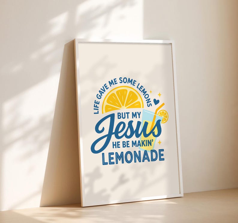 Pu&ograve; includere: Stampa artistica incorniciata con la scritta "Life gave me some lemons but my Jesus he be makin' lemonade." Il design presenta una fetta di limone e un bicchiere di limonata blu e gialli su sfondo crema.